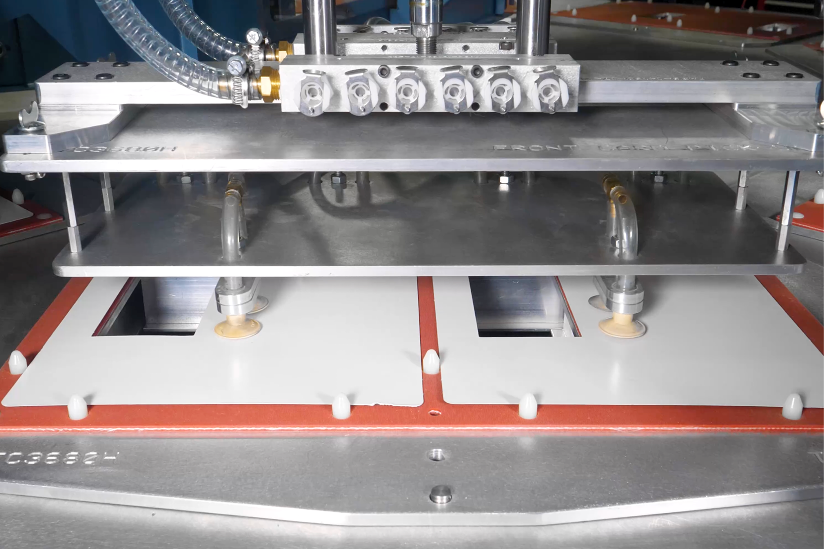 Automatic feed back card blisters station